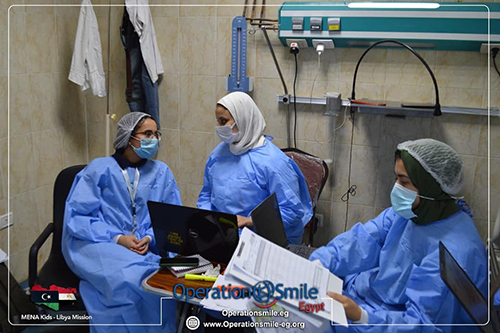 فاعليات قافلة مؤسسة عملية الابتسامة والاطمئنان علي صحة الاطفال الليبين
